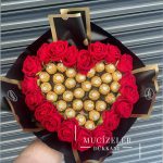 Solmayan kadife gül ortası kalpli rocher çikolatalı buket