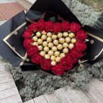 Solmayan gül ve ortası Ferrero rocher çikolatalı buket