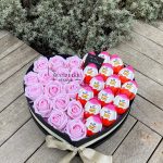 Kalpli Kutu İçinde Kadife Solmayan Gül ve Kinder Joy Yumurta Konsepti