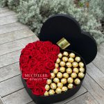 Kalpli Kutu İçinde Solmayan Kırmızı Gül ve Ferrero Rocher Konsepti