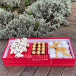 Kırmızı renk kutu ayıcık gül ve Ferrero rocher.