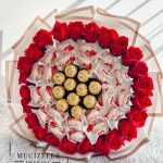 Etrafı Kırmızı Kadife Gül Ortası Raffaello ve Rocher Çikolata Buketi