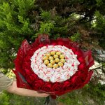 Etrafı Solmayan kırmızı gül, ortası rocher ve Raffaello Buketi