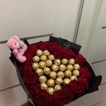 Kırmızı gül Ortası rocher çikolata etrafında 1 adet ayıcık buketi