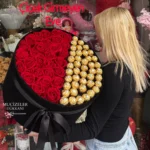 Dev Yuvarlak Kutuda Kırmızı Güller ve Ferrero Rocher Çikolatalar