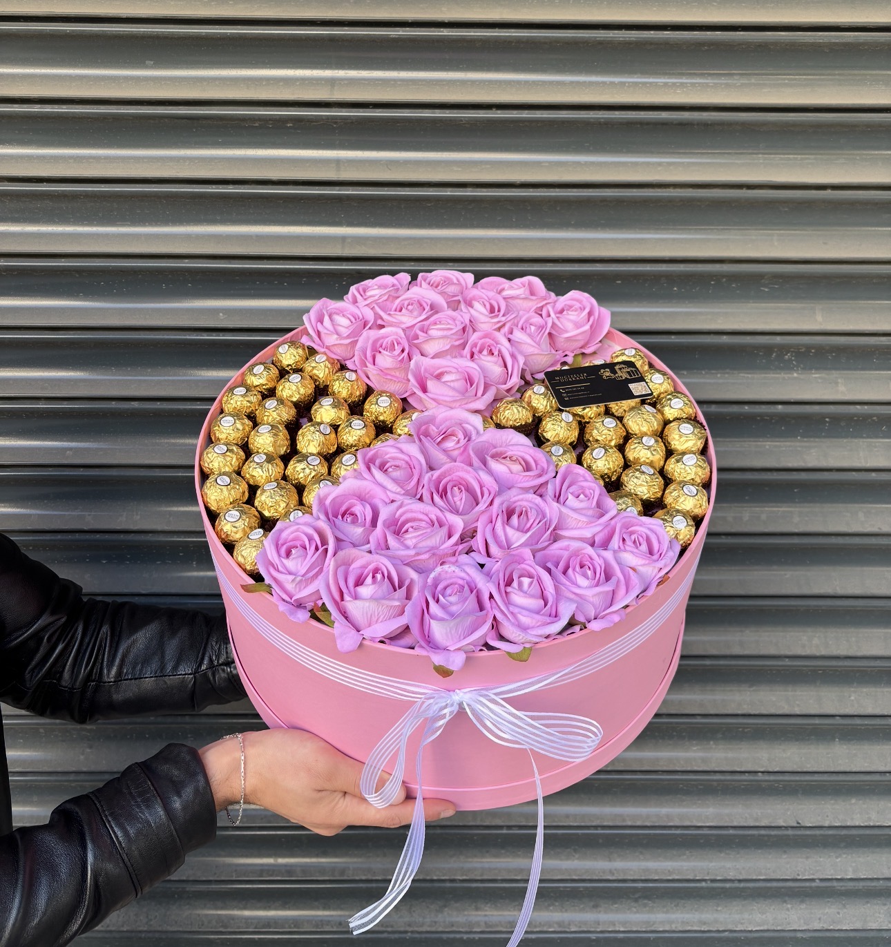 Screenshot Pembe Kutuda Gül ve Ferrero Rocher Çikolata - Görsel 1