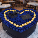 Kalp Kutuda Yapay Mavi Güller ve Ferrero Rocher Çikolata
