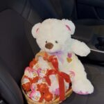 Sepette Peluş Ayıcık ve Kinder Yumurtalar