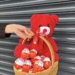 Sepette Peluş Ayıcık ve Kinder Yumurtalar