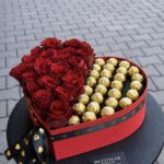 Romantik Kırmızı Kalp Kutuda Canlı Güller ve Ferrero Rocher