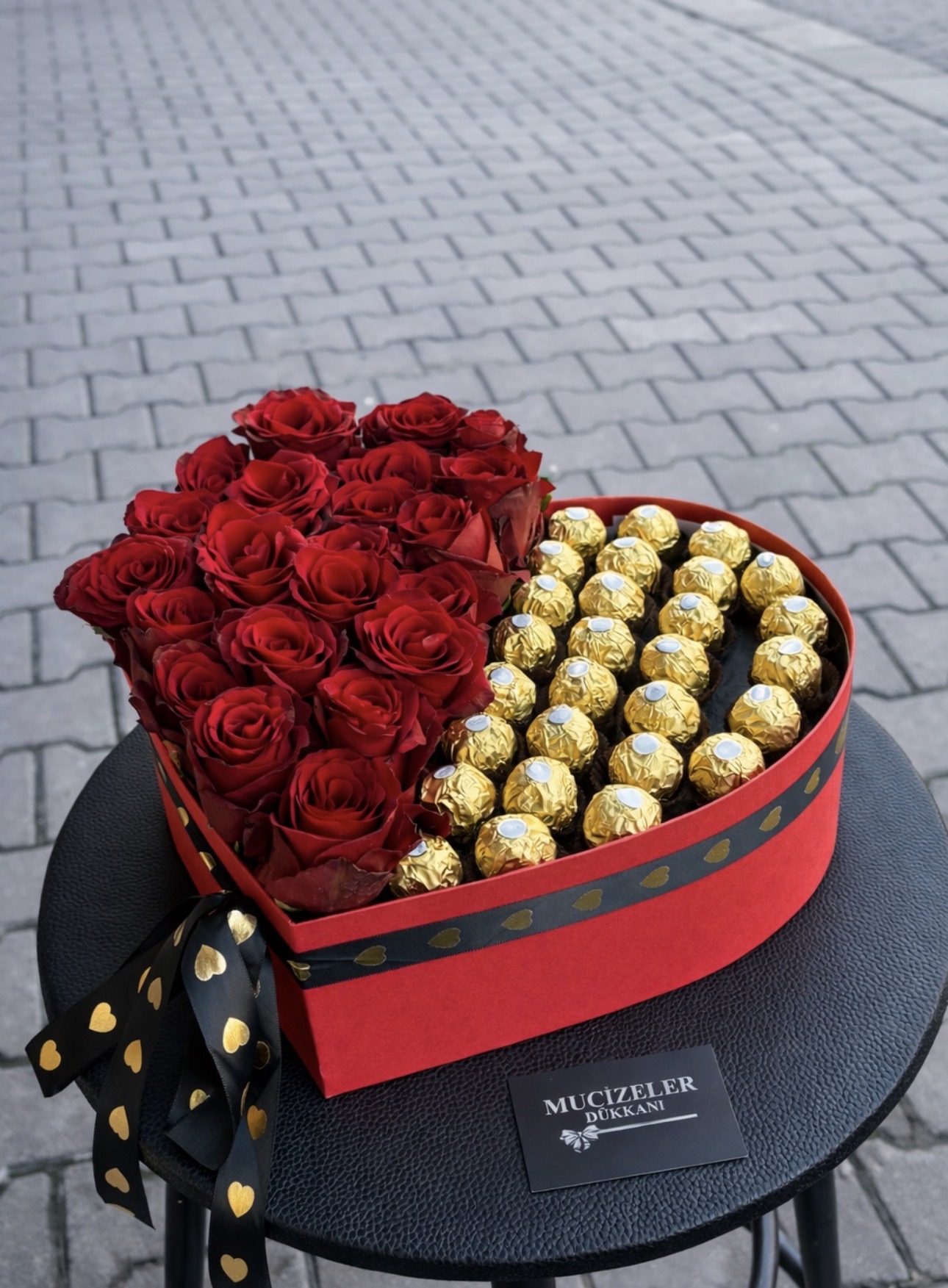 Screenshot Romantik Kırmızı Kalp Kutuda Canlı Güller ve Ferrero Rocher - Görsel 1