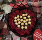 Canlı Güllerden Kalpli Ferrero Rocher Buketi